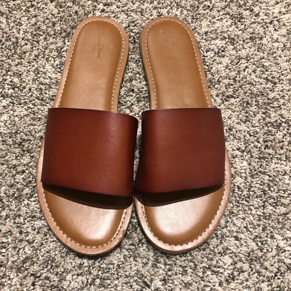 Shoes - NWOT UNIVERSAL THREAD LEATHER SLIDES